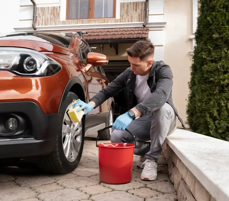 Lavage auto à domicile Luigny : professionnel intervenant sur un véhicule